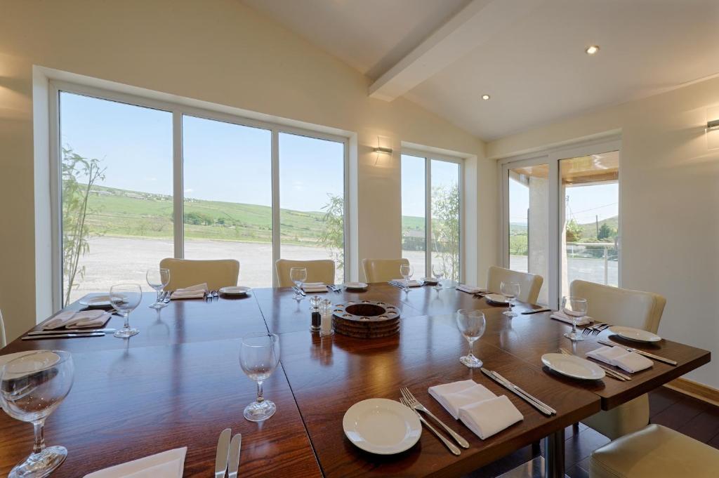 Отель Clough Manor Denshaw Экстерьер фото